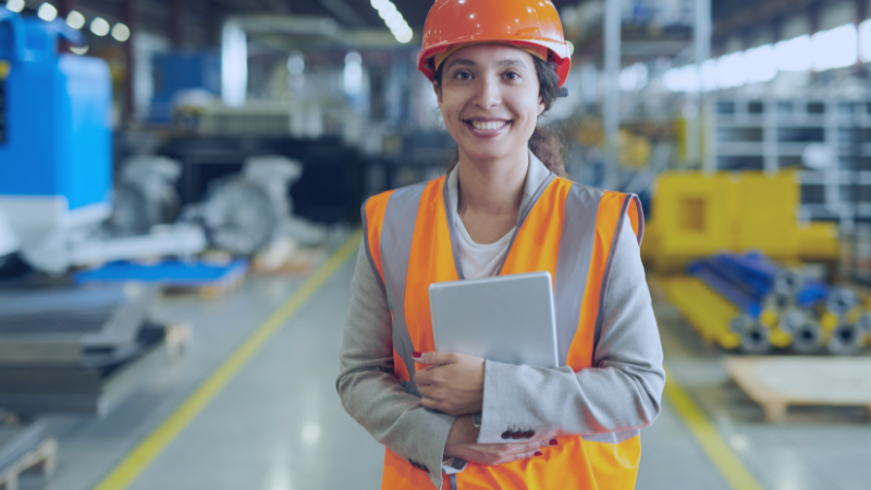 Gestora industrial analisando operações — CRM Salesforce para indústrias em Belo Horizonte